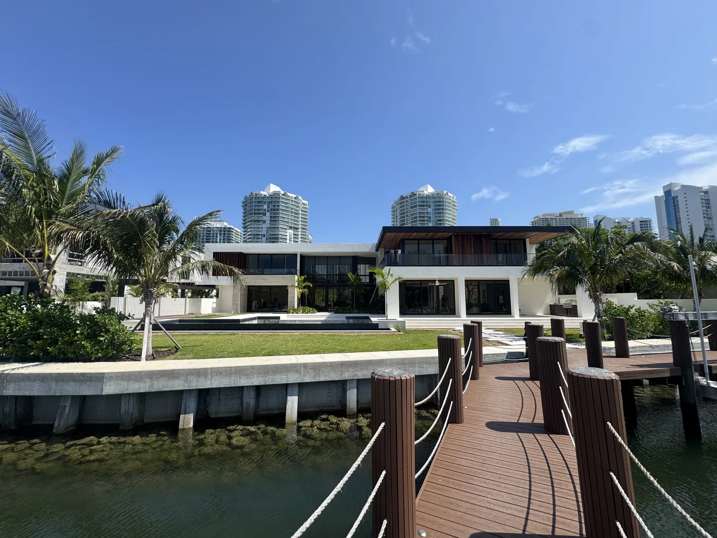 Side view of pergola and walkway - Atlantic Ave Residence gallery